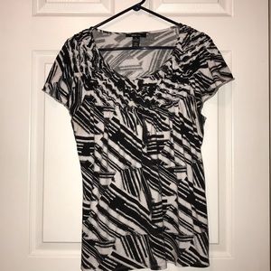 Shirt with flowy cap sleeves black white geometric